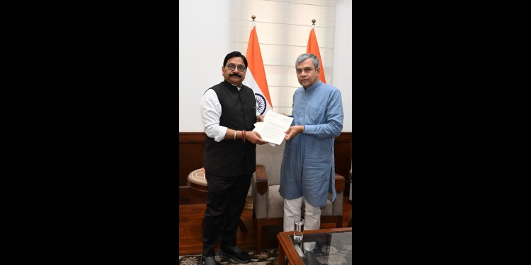 कोकण रेल्वेच्या प्रवाशांच्या सुखकर प्रवासासाठी खासदार रविंद्र वायकर यांचा पाठपुरावा