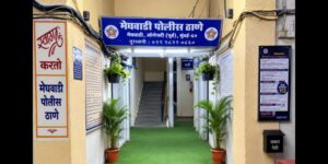 तीन बनावट पोलिसांनी बंदुकीचा धाक दाखवत लुटले   सराफाचे १३.५ लाख रुपयांच्या मौल्यवान वस्तू