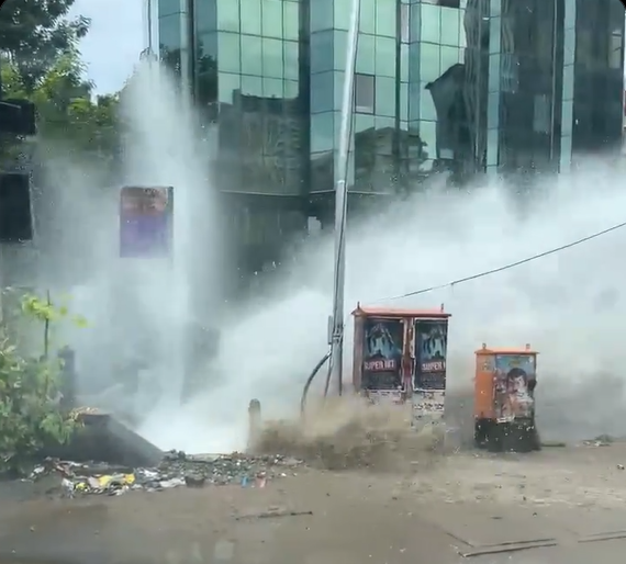 अंधेरी पश्चिममध्ये जलवाहिनी फुटल्याने लिंक रोडवर पाण्याचे लोट pipe burst
